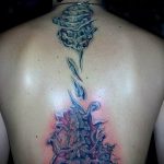 tatu-na-pozvonochnike-risunok-vdol-primer-foto-049-tatufoto-ru