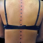 tatu-na-pozvonochnike-risunok-vdol-primer-foto-052-tatufoto-ru