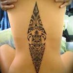 tatu-na-pozvonochnike-risunok-vdol-primer-foto-059-tatufoto-ru