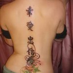 tatu-na-pozvonochnike-risunok-vdol-primer-foto-063-tatufoto-ru