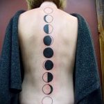 tatu-na-pozvonochnike-risunok-vdol-primer-foto-070-tatufoto-ru