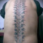 tatu-na-pozvonochnike-risunok-vdol-primer-foto-072-tatufoto-ru