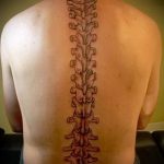tatu-na-pozvonochnike-risunok-vdol-primer-foto-079-tatufoto-ru