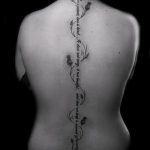 tatu-na-pozvonochnike-risunok-vdol-primer-foto-080-tatufoto-ru