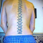 tatu-na-pozvonochnike-risunok-vdol-primer-foto-082-tatufoto-ru