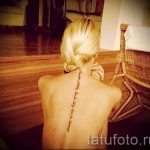 tatu-na-pozvonochnike-risunok-vdol-primer-foto-083-tatufoto-ru