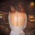 tatu-na-pozvonochnike-risunok-vdol-primer-foto-086-tatufoto-ru