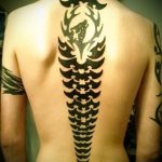 tatu-na-pozvonochnike-risunok-vdol-primer-foto-091-tatufoto-ru