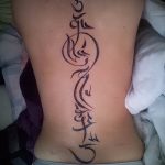 tatu-na-pozvonochnike-risunok-vdol-primer-foto-096-tatufoto-ru