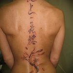 tatu-na-pozvonochnike-risunok-vdol-primer-foto-100-tatufoto-ru