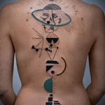 tatu-na-pozvonochnike-risunok-vdol-primer-foto-101-tatufoto-ru