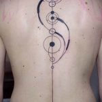 tatu-na-pozvonochnike-risunok-vdol-primer-foto-104-tatufoto-ru