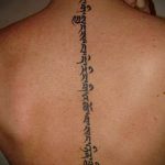 tatu-na-pozvonochnike-risunok-vdol-primer-foto-110-tatufoto-ru