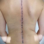 tatu-na-pozvonochnike-risunok-vdol-primer-foto-112-tatufoto-ru