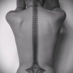 gyönyörű tetoválás a gerinc mentén egy lány számára - fotó