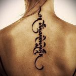 tatu-na-pozvonochnike-risunok-vdol-primer-foto-114-tatufoto-ru