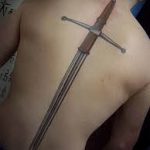 tatu-na-pozvonochnike-risunok-vdol-primer-foto-002-tatufoto-ru