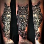 Издълбана татуировка на бухал на китката