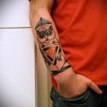 татуировка на бухал на предмишницата под чадъри - опция за мъже