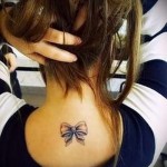 чист лък - татуировка на врата за жени - снимка