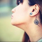 чист глухарче близо до ухото - татуировка на врата за жени - снимка