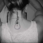 акустична китара - женска татуировка на врата - снимка