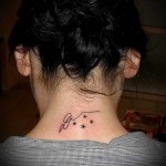 автограф и звездички - татуировка на врата за жени - снимка