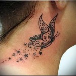 пеперуда и звезди зад ухото - татуировка на врата за жени - снимка