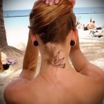 бял гълъб - женска татуировка на врата - снимка