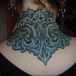 зелен монограм - женска татуировка на врата - снимка