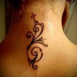 монограми и модели на къдрици - татуировка на врата за жени - снимка