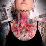 червен октопод и момиче - татуировка на врата за жени - снимка