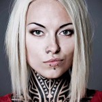 красота с татуировка на врата - женска татуировка на врата - снимка