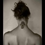 длан с око вътре - татуировка на врата за жени - снимка