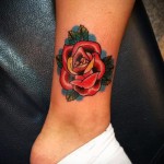 rózsatetoválás a bokán - példa a 4. képen