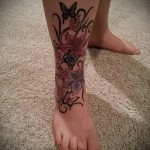 virág tetoválás a bokán - példa az 1. képen