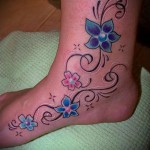 virág tetoválás a bokán - példa a 2. képen