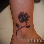 virág tetoválás a bokán - példa a 4. képen