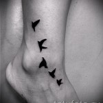 madártetoválás a bokáján - példa a fotón 1