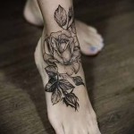 virág tetoválás a bokáján - példa a fotón 1