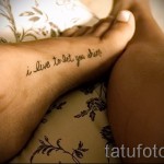 felirat tetoválás a bokáján - példa a képen 3