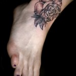 Rózsa tetoválás a bokáján - példa a fotón 1