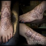 tetoválás a lábán a bokánál - példa a fotón 1