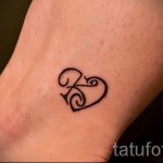 tetoválás a lábán a bokánál - példa a képen 3