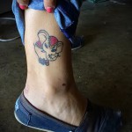 Női tetoválás a lábán a bokánál - példa a fényképre 1