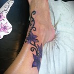 tetoválás a lábán a bokán - példa az 1. képen