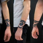 blackwork karkötő a kezében - FÉRFI FOTÓKHOZ KAPCSOLATOS TETOVÁZÁS