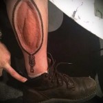 kígyó a lábán - FÉRFI FOTÓKRA TETOVÁZÁS HEGYEN