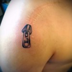 cipzár a vállán - FÉRFI FOTÓKRA TETOVÁZÁS HEGYEN