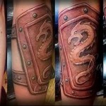 pajzs a csuklón - TETOVÁZÁS HEGYEN FÉRFI FOTÓKHOZ